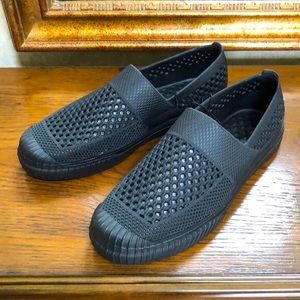 New Men’s Layer 8 waterproof shoes for outdoor activities.  Size 9.  Black.